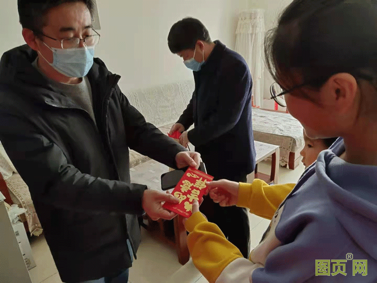 會長李明代表淄博市儀器儀表行業(yè)協(xié)會向貧困家庭送去了現(xiàn)金紅包