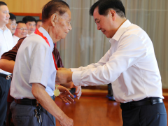 牢記初心使命，堅定理想信念 天康集團黨委舉行“光榮在黨50年”紀念章頒發儀式