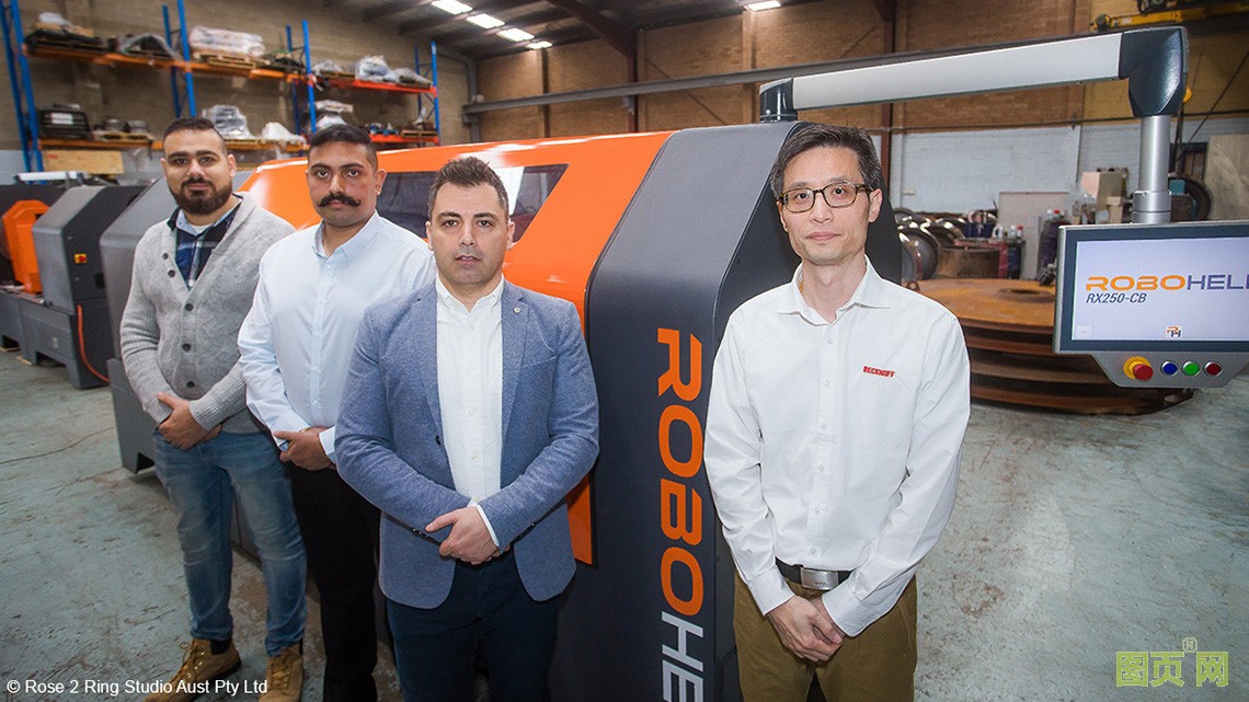 來(lái)自 RoboHelix 公司的業(yè)務(wù)拓展專員 Peter Fahim、電氣和控制部門主管 Budhaditya Majumdar 博士及公司 CEO Hayel Smair 與倍福澳大利亞新南威爾士州辦事處銷售工程師殷博川（從左至右）。 