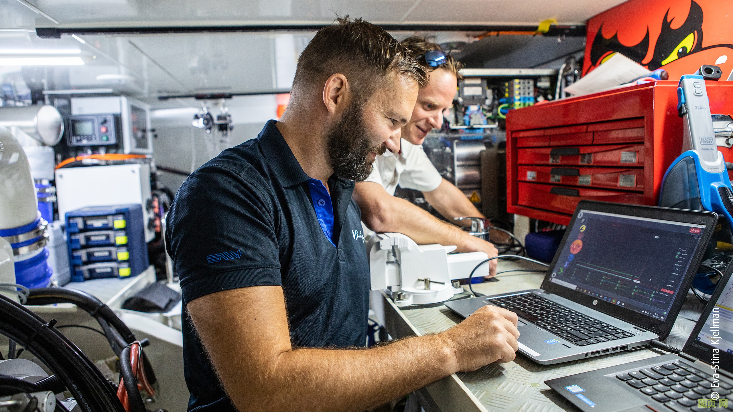 Baltic Yachts 公司高級自動化工程師 Mikael Johansson（最前面）：“我們還在想，能在游艇的何處以及如何更多地利用 PC 控制技術的優勢?！? title=