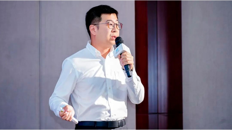 恩德斯豪斯中國解決方案業務主管孫海濤發表演講《恩德斯豪斯智能灌裝系統》
